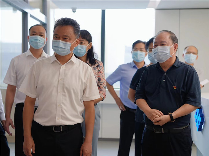 朱宏主任一行在医学继续教育共享中心实地察看.jpg