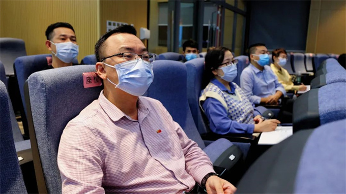 逸医党员在连线学习会上2.jpg